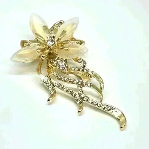 NWOT Elegant Gold Flower Brooch
